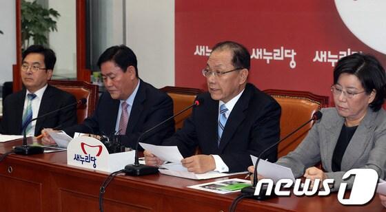 본문 이미지 - 황우여 새누리당 대표가 2일 오전 서울 여의도 국회에서 열린 최고위원회의에서 모두발언을 하고 있다.황 대표는 정국 정상화와 관련, 