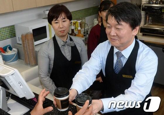 본문 이미지 - 무소속 안철수 의원이 2일 오전 서울 상계동 도봉운전면허 시험장 내 발달장애인들이 바리스타로 일하고 있는 디앤디 카페를 찾아 일일 바리스타 체험을 하고 있다. 2013.12.2/뉴스1 © News1   손형주 기자