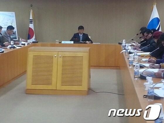 본문 이미지 - 2일 유영록 김포시장이 도시철도 토목공사 시공사 확정에 대해 발표하고 있다. © News1 