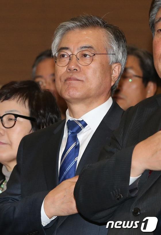 본문 이미지 - 문재인 민주당 의원이 2일 오후 서울 여의도 국회 의원회관에서 열린 홍의락 의원 출판기념회에서 국민의례를 하고 있다. © News1   송원영 기자