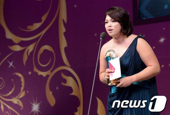 본문 이미지 - 2일 오후 서울 송파구 잠실 롯데호텔에서 열린 2013 볼빅KLPGA대상 시상식에서 다승왕을 수상한 장하나 선수가 수상소감을 밝히고 있다. 2013.12.02/뉴스1 © News1   박세연 기자