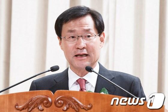 본문 이미지 - 김진태 신임 검찰총장이 2일 오후 서울 서초동 대검찰청에서 열린 취임식에서 취임사를 하고 있다. 2013.12.2/뉴스1 © News1 유승관 기자