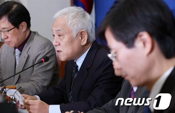 본문 이미지 - 민주당 김한길 대표가 20일 오전 서울 여의도 국회에서 열린 최고위원회의에서 모두발언을 하고 있다.김 대표는 이 자리에서 