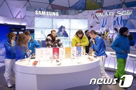 본문 이미지 - 삼성전자가 유럽 주요 지역에서 '갤럭시 스튜디오 스키 리조트'를 1월까지 운영한다. 19일(현지시간) 이탈리아의 코르티나의 '갤럭시 스튜디오 스키 리조트'를 찾은 방문객들이 '갤럭시 노트3'와 '갤럭시 기어'의 다양한 기능을 직접 체험했다.(삼성전자 제공)© News1  