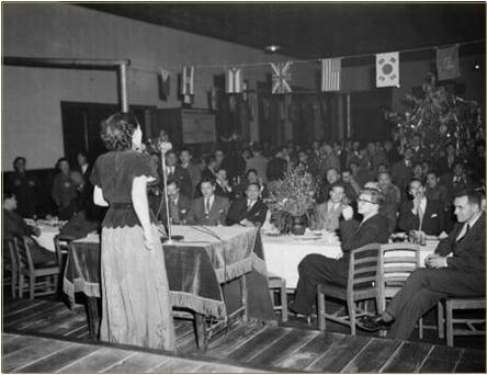 본문 이미지 - 1951년 국회에서 열린 크리스마스 축하식(국가기록원 제공)© News1  