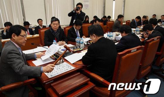 본문 이미지 - 이군현 국회 예산결산특위 위원장이 20일 서울 여의도 국회에서 열린 예산안조정소위를 주재하고 있다. 2013.12.20/뉴스1 © News1   허경 기자