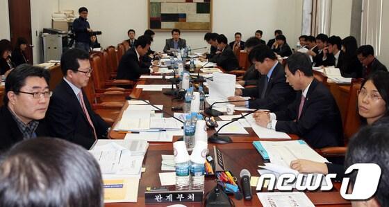 본문 이미지 - 이군현 국회 예산결산특위 위원장이 지난 20일 서울 여의도 국회에서 열린 예산안조정소위를 주재하고 있다. 2013.12.20/뉴스1 © News1   허경 기자