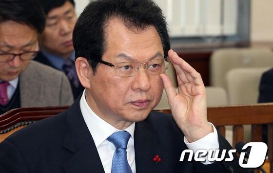 본문 이미지 - 서남수 교육부 장관이 20일 오후 서울 여의도 국회에서 열린 정치개혁 특별위원회 전체회의에서 안경을 고쳐 쓰고 있다. 2013.12.20/뉴스1 © News1   허경 기자