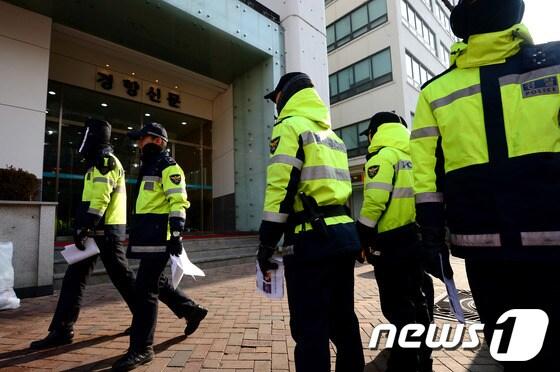 본문 이미지 - 민주노총이 입주한 서울 중구 정동 경향신문사 앞에서 경찰이 철도노조 지도부 등에 대한 검거를 위해 체포영장 발부자 현황을 갖고 대기하고 있다. /뉴스1 © News1 박정호 기자