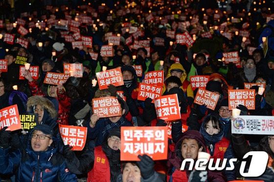 본문 이미지 - 국정원 시국회의는 18일 오후 서울 청계광장에서 국가기관의 대선개입에 대해 박근혜 대통령의 사퇴를 요구하고 철도·보건의료 등 공공분야의 민영화도 반대했다. 2013.12.21/뉴스1 © News1 박세연 기자