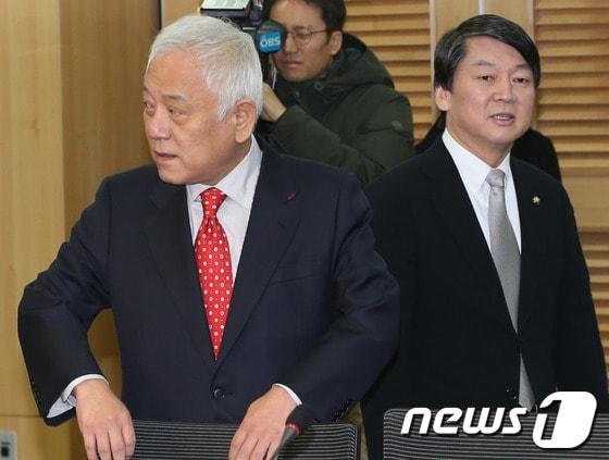 본문 이미지 - 김한길 민주당 대표와 안철수 무소속 의원이 22일 오전 서울 여의도 국회 의원회관에서 열린 &#39;범정부적 대선개입 사안 등의 진상규명을 위한 특별검사의 임명 등에 관한 법률안 발의&#39; 기자회견에 참석하고 있다. 2013.12.22/뉴스1 © News1   송원영 기자