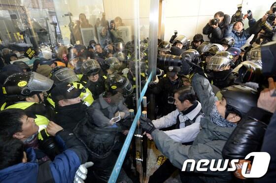 본문 이미지 - 14일째 파업 중인 전국철도노동조합&#40;철도노조&#41; 지도부를 강제 구인하기 위해 22일 서울 중구 정동 민주노총에서 경찰이 잠긴 출입문을 열고 진입하고 있다. 2013.12.22/뉴스1 © News1 안은나 기자
