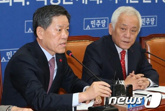 본문 이미지 - 주승용 국회 교통위원회 위원장이 22일 서울 여의도 국회에서 열린 민주당 긴급 최고위원회의에서 발언을 하고 있다.김 위원장은 이날 회의에서 철도노조 파업과 관련해 