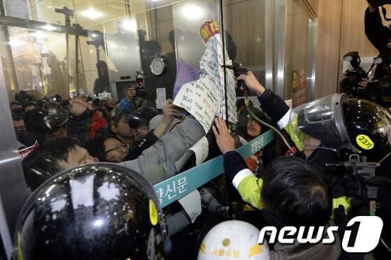 본문 이미지 - 파업 중인 전국철도노동조합(철도노조) 지도부를 강제구인하기 위해 지난해 12월22일 오전 서울 중구 정동 민주노총에서 경찰들이 농성자들을 향해 최루액을 뿌리고 있다. © News1 안은나 기자