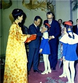 본문 이미지 - 1973년 박정희 전 대통령 내외의 리틀엔젤스 무용단 접견 모습.(국가기록원 제공) © News1  