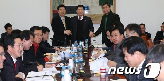 본문 이미지 - 22일 서울 여의도 국회에서 열린 예산결산특별위원회 예산안조정소위에서 이군현 위원장과 새누리당 김광림, 민주당 최재천 간사가 손을 잡고 인사를 나누고 있다. 이날 예결위 소위는 각 상임위원회별 새해 예산안에 대한 증액 심사 작업에 돌입한다. 2013.12.22/뉴스1  © News1   송원영 기자