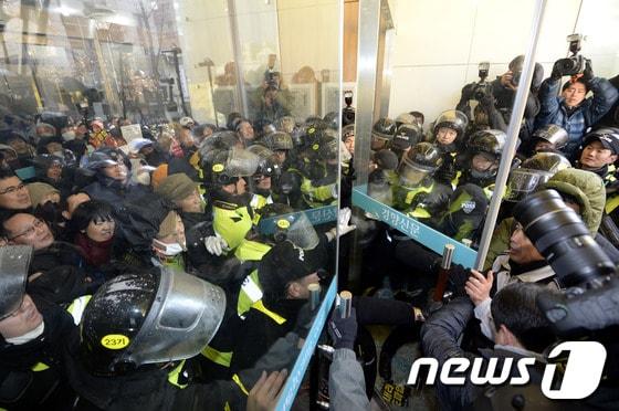 본문 이미지 - 14일째 파업 중인 전국철도노동조합(철도노조) 지도부를 강제구인하기 위해 22일 오전 서울 중구 정동 민주노총에서 경찰들이 잠긴 출입문을 열고 진입을 시도하고 있다. © News1 안은나 기자