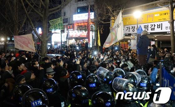 본문 이미지 - 철도노조 지도부를 강제구인하기 위해 경찰이 진압작전을 벌인 22일 서울 중구 정동 민주노총 사무실이 있는 경향신문사 앞에서 수색이 종료되자 민주노총 조합원들과 시민단체들이 정리집회를 갖고 있다. © News1 양동욱 기자