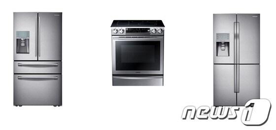 본문 이미지 - 삼성전자의 스파클링 냉장고(RF31FMESBSR)와 전기오븐레인지(NE58F9710WS),  T9000 냉장고(RF32FMQDBSR).© News1  
