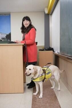 본문 이미지 - 김경민 교사와 안내견 '미담이'© News1  