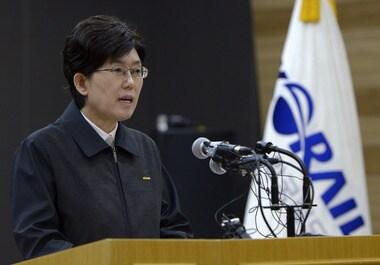 본문 이미지 - 최연혜 코레일 사장이 23일 오전 서울 용산구 코레일 서울사옥에서 열린 대국민 호소문 발표 및 기자회견에서 기관사 300여명, 열차승무원 200여명을 기간제로 채용할 계획을 밝히고 있다.이날 최 사장은 