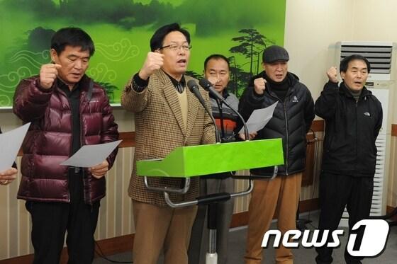 본문 이미지 - 충북 청원군 오송역세권원주민 대책위는 23일 군청 브리핑룸에서 기자회견을 열고 오송읍의 세종시 편입을 요구하고 있다. © News1  