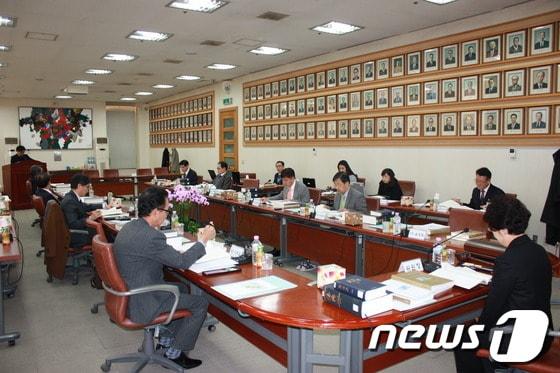 본문 이미지 - 대법원 양형위원회가 23일 서울 서초구 대법원에서 53차 전체회의를 열고 있다. &#40;대법원 제공&#41; © News1 