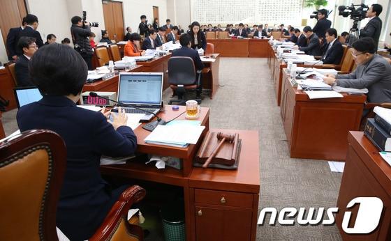 본문 이미지 - 지난 24일 서울 여의도 국회에서 법제사법위원회 전체회의가 열리고 있다. 이날 법사위에서는 개성공단에 대한 외국인 투자를 지원하는 내용을 담은 개성공업지구 지원에 관한 법률 개정안을 의결했다. © News1 송원영 기자