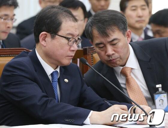 본문 이미지 - 이성한 경찰청장과 이인선 경찰청 차장&#40;오른쪽&#41;. © News1 송원영 기자