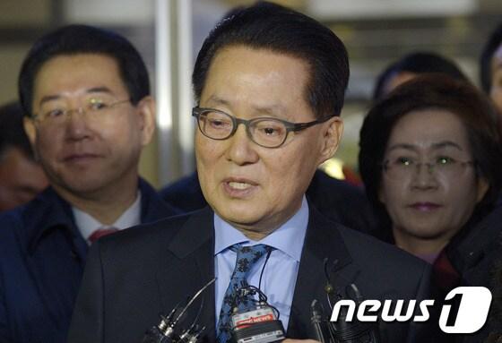 본문 이미지 - 저축은행 금품수수 혐의로 기소된 박지원 민주당 의원이 24일 오후 서울 서초동 서울중앙지장법원에서 열린 선고공판에서 무죄를 선고 받은 뒤 눈물을 글썽이고 있다. © News1 박지혜 기자