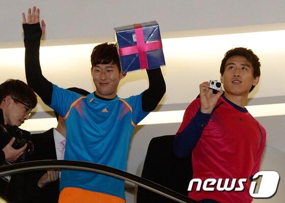 본문 이미지 - 손흥민&#40;왼쪽&#41;과 구자철이  24일 오후 서울 영등포 타임스퀘어에서 열린 아디다스와 함께하는 국가대표팀 선수들과 팬들의 만남 행사에 참석하고 있다. 2013.12.24/뉴스1 © News1   박세연 기자