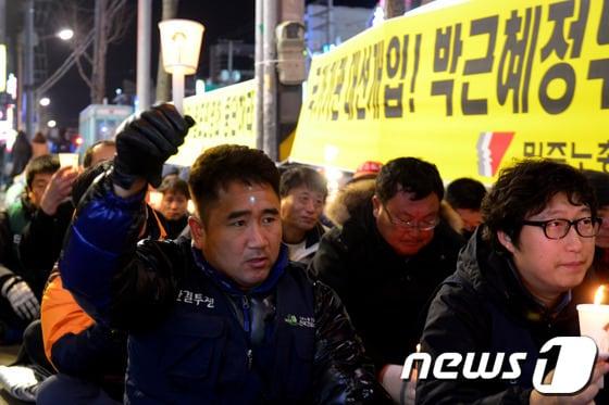 본문 이미지 - 민주노총 강릉지부는 24일 강릉 신영극장 앞에서 불법폭력침탈을 규탄하고 철도 민영화를 저지하기 위한 촛불 집회를 진행했다. 2013.12.24/뉴스1 © News1 윤창완 기자