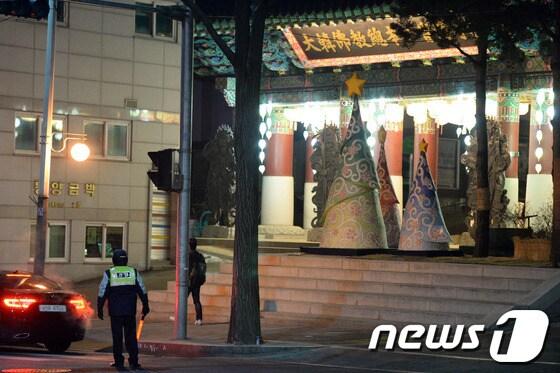 본문 이미지 - 경찰이 25일 서울 종로구 견지동 대한불교조계종 조계사 진입로를 오가는 차량을 상대로 검문활동을 벌이고 있다. © News1 정회성 기자