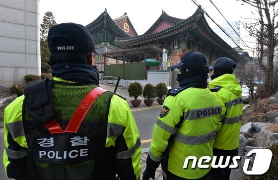 본문 이미지 - 경찰이 25일 오후 박태만 철도노조 수석부위원장이 은신 중인 서울 종로구 조계사 주위를 순찰하고 있다. © News1 박세연 기자