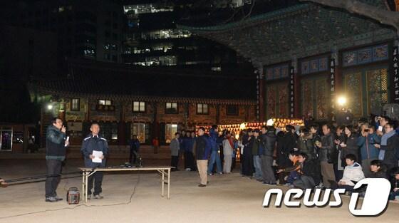 본문 이미지 - 경찰의 체포영장 집행을 피해 은신 중인 박태만 철도노조 수석부위원장이 지난 25일 서울 종로구 견지동 조계사에서 기자회견을 갖고 입장을 밝히고 있다.박 수석부위원장은 