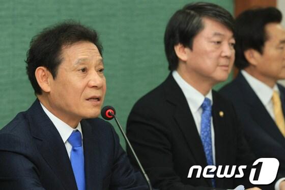 본문 이미지 - 윤장현 새정치추진위원회 공동위원장이 26일 전남 광주 NGO시민센터에서 열린 '새정치추진위원회' 창당 설명회에서 인사말을 하고 있다. 안철수 의원이 옆에 앉아 있다. 2013.12.26/뉴스1 © News1 김태성 기자