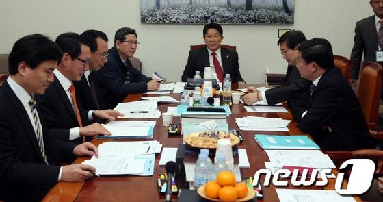 본문 이미지 - 26일 오전 서울 여의도 국회에서 열린 법제사법위원회 법안심사제1소위원회에서 권성동 소위원장과 여야 의원들이 '제도특검' 도입을 통한 검찰 개혁안을 논의하고 있다. 2013.12.26/뉴스1 © News1   허경 기자