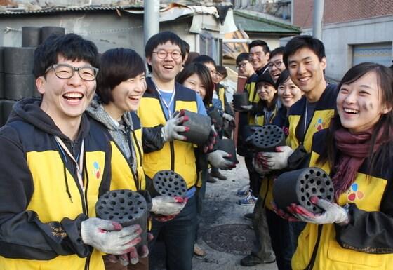 본문 이미지 - CJ E&M 넷마블의 '사랑의 연탄나눔 봉사'© News1  