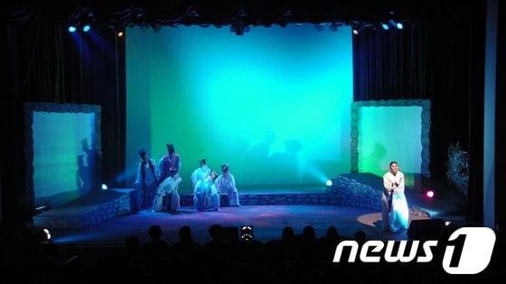 본문 이미지 - 장성군이 자체 제작한 연극 '기씨부인전' 한 장면./사진제공=장성군© News1   김한식 기자