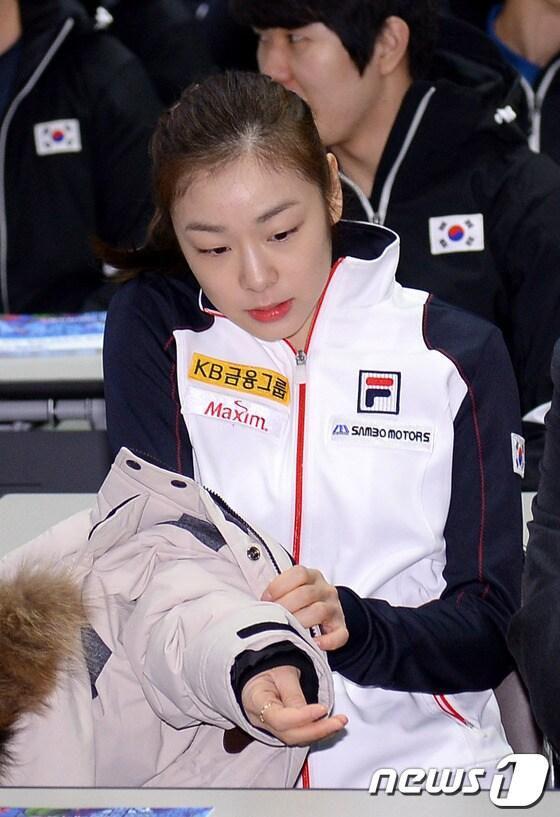 본문 이미지 - &#39;피겨여왕&#39; 김연아가 26일 노원구 공릉동 태릉선수촌 챔피언하우스에서 열린 &#39;2014 소치동계올림픽 선수단 교육 및 참가 자격 서명식&#39;을 참석하고 있다.소치동계올림픽 선수단 교육은 도핑방지 교육 등 대회 참가에 따른 유용한 정보를 선수들에게 제공하고 종목별 규정 등 숙지를 통해 국제대회에서의 불이익을 예방코자 마련됐다. 2013.12.26/뉴스1 © News1   이동원 기자