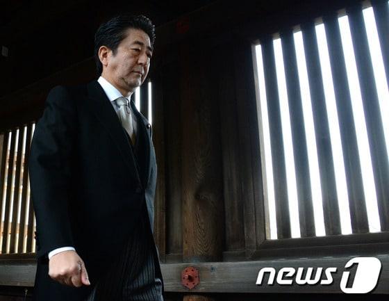 본문 이미지 - 26일 일본 현직 총리로서 7년만에 야스쿠니 신사에 참배한 아베 신조 총리. ©afp=News1 
