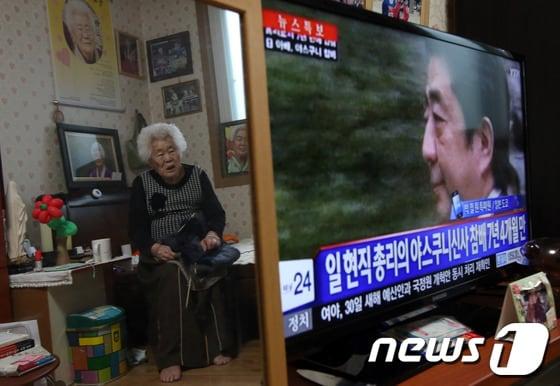 본문 이미지 - 아베 신조 일본 총리가 2차대전 A급 전범들이 합사된 야스쿠니 신사를 전격 참배한 26일 경기도 광주 퇴촌면 일본군 &#39;위안부&#39; 제도 피해 할머니들의 쉼터인 &#39;나눔의 집&#39;에서 이옥선 할머니가 TV를 통해 관련 뉴스를 바라보고 있다. 취임 1주년을 맞은 아베 신조 총리의 야스쿠니 신사 참배는 지난 2006년 고이즈미 준이치로 당시 총리 이래 7년 만이다. 2013.12.26/뉴스1 © News1   한재호 기자
