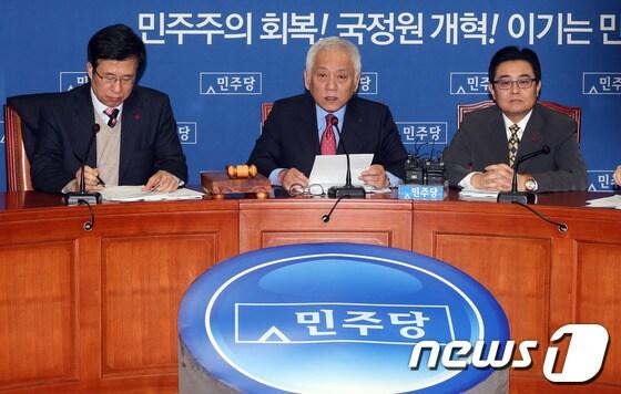 본문 이미지 - 민주당 김한길 대표가 27일 오전 서울 여의도 국회에서 열린 최고위원회의에서 모두발언을 하고 있다. 김 대표는 일본 아베 신조 총리가 2차대전 A급 전범이 합사된 도쿄 야스쿠니 신사를 참배한 것과 관련, 
