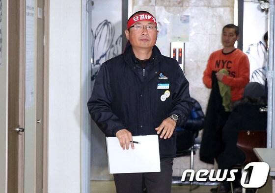 본문 이미지 - 김명환 철도노조 위원장이 27일 오전 서울 중구 정동 민주노총 대회의실에서 &#39;코레일-철도노조 교섭 중단&#39; 관련 기자회견을 위해 입장하고 있다. 2013.12.27/뉴스1 © News1 한재호 기자