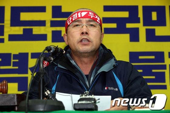 본문 이미지 - 신승철 민주노총 위원장이 지난 27일 오후 서울 중구 정동 민주노총 회의실에서 열린 제22차 중앙집행위원회에서 