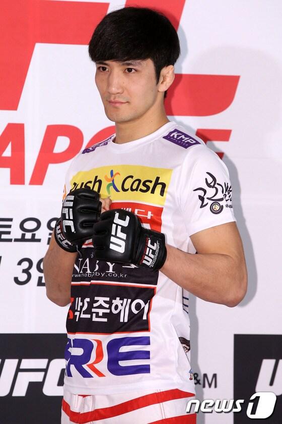 본문 이미지 - 이종격투기 선수 강경호가 지난 달 27일 오후 서울 마포구 상암동 CJ E&M 센터에서 열린 &#39;UFC 인 싱가포르&#39; 출정식에서 포즈를 취하고 있다. /뉴스1 © News1   