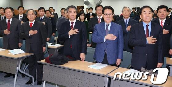 본문 이미지 - 27일 오후 서울 여의도 국회 의정관에서 &#39;개헌추진 국회의원모임&#39;과 &#39;소통과 상생을 위한 헌법연구모임&#39; 주최로 열린 개헌 추진을 위한 국회의원 워크숍에서 참석자들이 국민의례를 하고 있다.앞줄 왼쪽부터 이재오 새누리당 의원, 박지원 민주당 의원, 정종섭 서울대 교수, 우윤근 민주당 의원, 김원기 전 국회의장 2013.12.27/뉴스1 © News1   송원영 기자