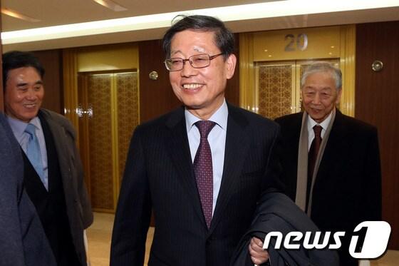 본문 이미지 - 김황식 전 국무총리. 2013.12.27/뉴스1 © News1 이광호 기자