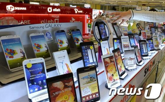 본문 이미지 - 서울 용산구 한 전자상가 휴대전화 매장/뉴스1 © News1   박지혜 기자