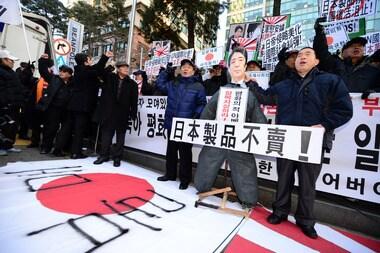 본문 이미지 - 지난 27일 서울 종로구 중학동 주한일본대사관 앞에서 대한민국어버이연합 등 보수단체가 야스쿠니신사 참배로 논란을 일으킨 일본 아베 총리를 규탄하는 기자회견을 열고 일본 제품 불매운동을 선언하고 있다. 2013.12.27/뉴스1 © News1 정회성 기자